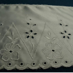 broderie sur satin coton blanche 13 cm / hauteur de broderie 9 cm