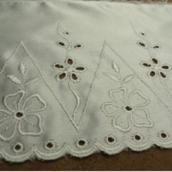 broderie sur satin coton blanche 13 cm / hauteur de broderie 9 cm