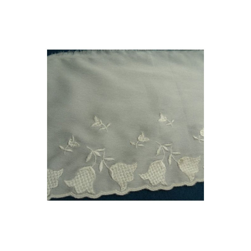 broderie sur soie blanche 12 cm /hauteur de broderie 6 cm