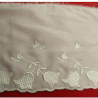 broderie sur soie blanche 12 cm /hauteur de broderie 6 cm