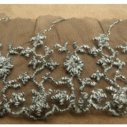 broderie sur tulle noir et...