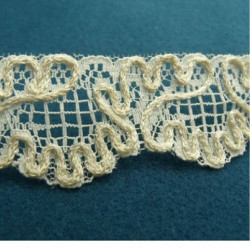 broderie VINTAGE écru et blanche en 3D 3 cm