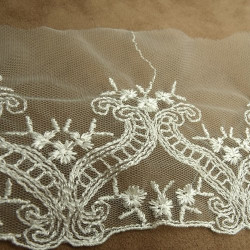 broderie sur tulle blanc 10...