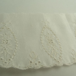 broderie sur soie blanc cassé 8 cm /hauteur de broderie  6 cm