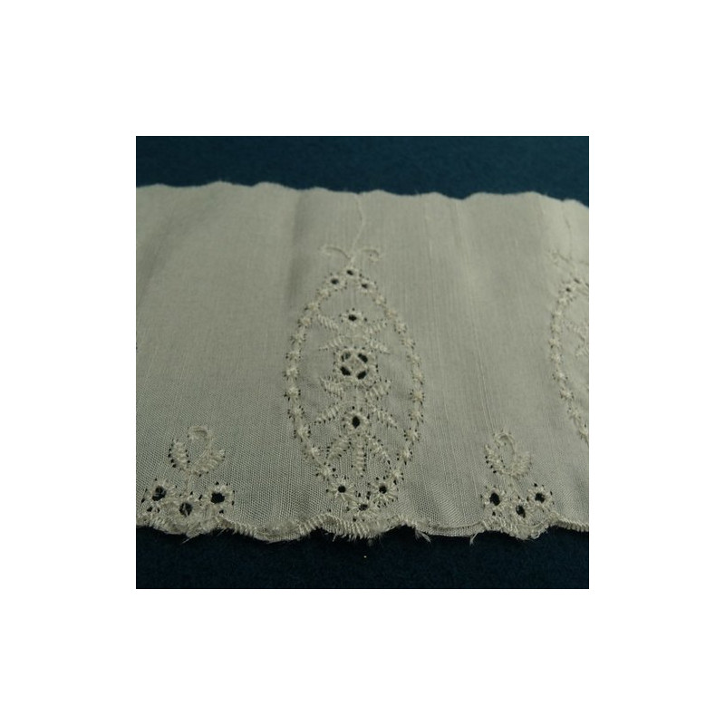 broderie sur soie blanc cassé 8 cm /hauteur de broderie  6 cm