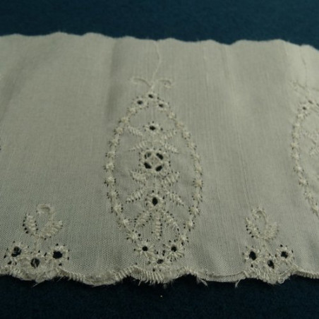 broderie sur soie blanc cassé 8 cm /hauteur de broderie  6 cm