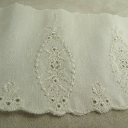 broderie sur soie blanc cassé 8 cm /hauteur de broderie  6 cm