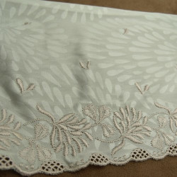 broderie rose sur satin...