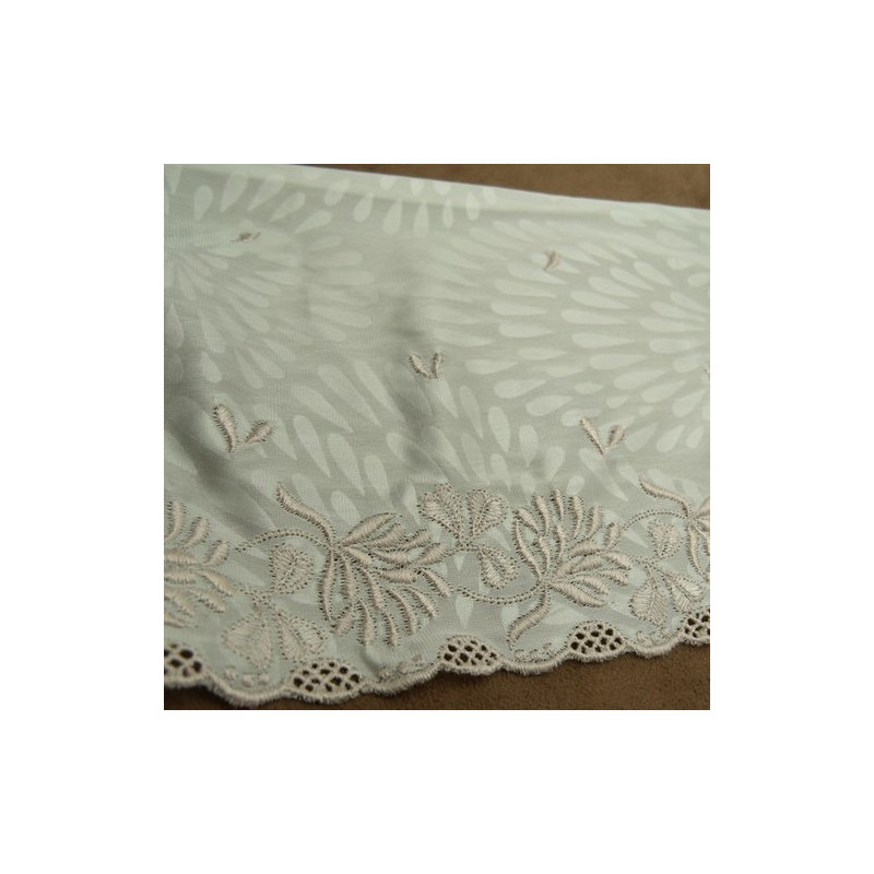 broderie rose sur satin blanc 14 cm