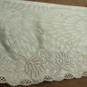 broderie rose sur satin blanc 14 cm