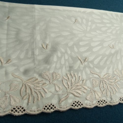 broderie rose sur satin blanc 14 cm