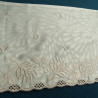 broderie rose sur satin blanc 14 cm