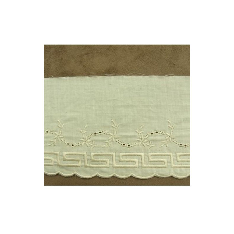BRODERIE ANGLAISE vintage  écru 9 cm / hauteur de broderie 5 cm