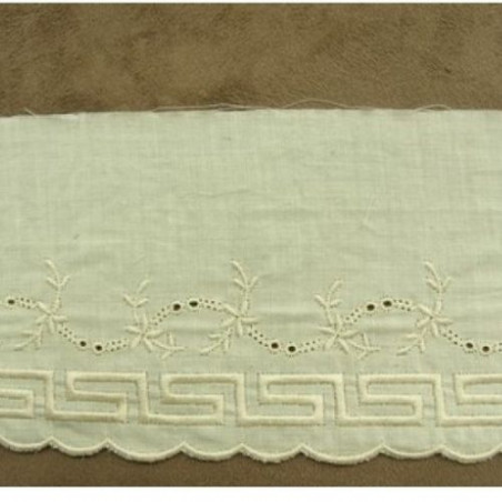 BRODERIE ANGLAISE vintage  écru 9 cm / hauteur de broderie 5 cm