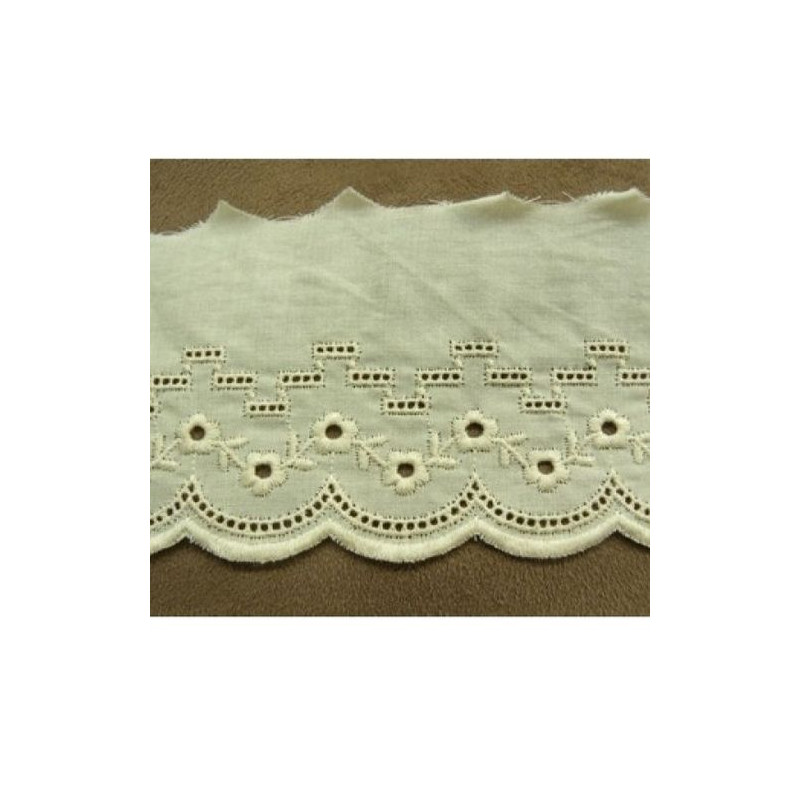 BRODERIE ANGLAISE VINTAGE écru 6 cm/hauteur de broderie 4 cm