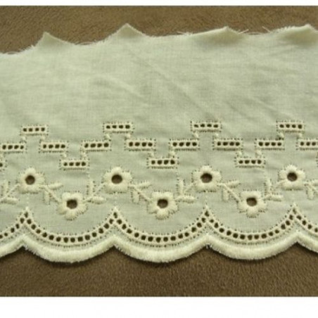 BRODERIE ANGLAISE VINTAGE écru 6 cm/hauteur de broderie 4 cm