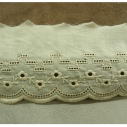 BRODERIE ANGLAISE VINTAGE écru 6 cm/hauteur de broderie 4 cm