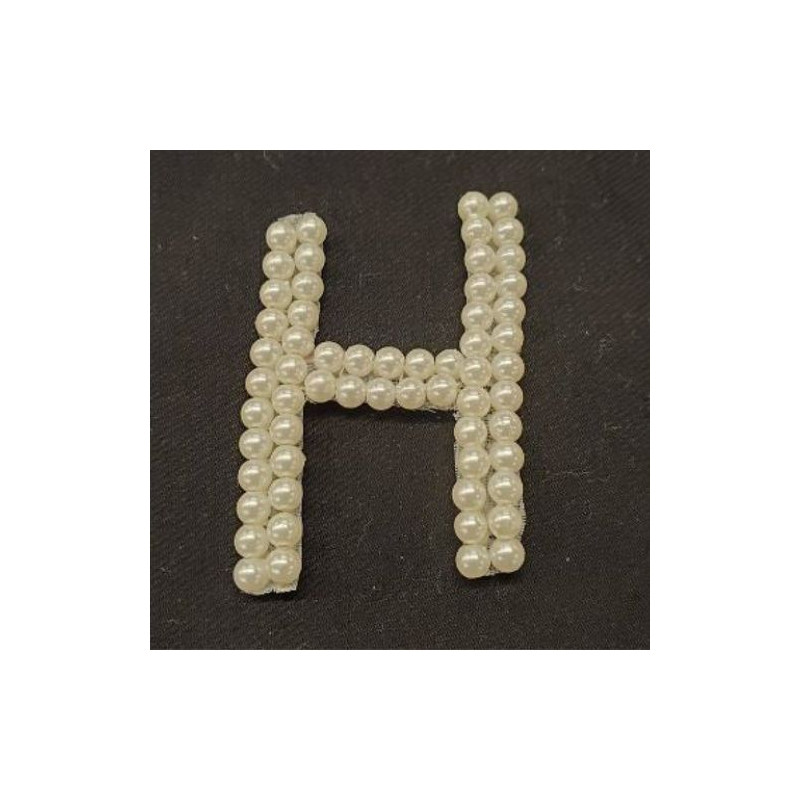 écusson à coudre perle motif H largeur 3cm sur hauteur 4,5cm