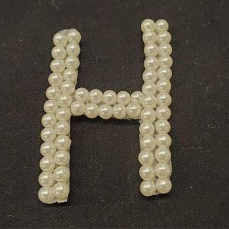 écusson à coudre perle motif H largeur 3cm sur hauteur 4,5cm