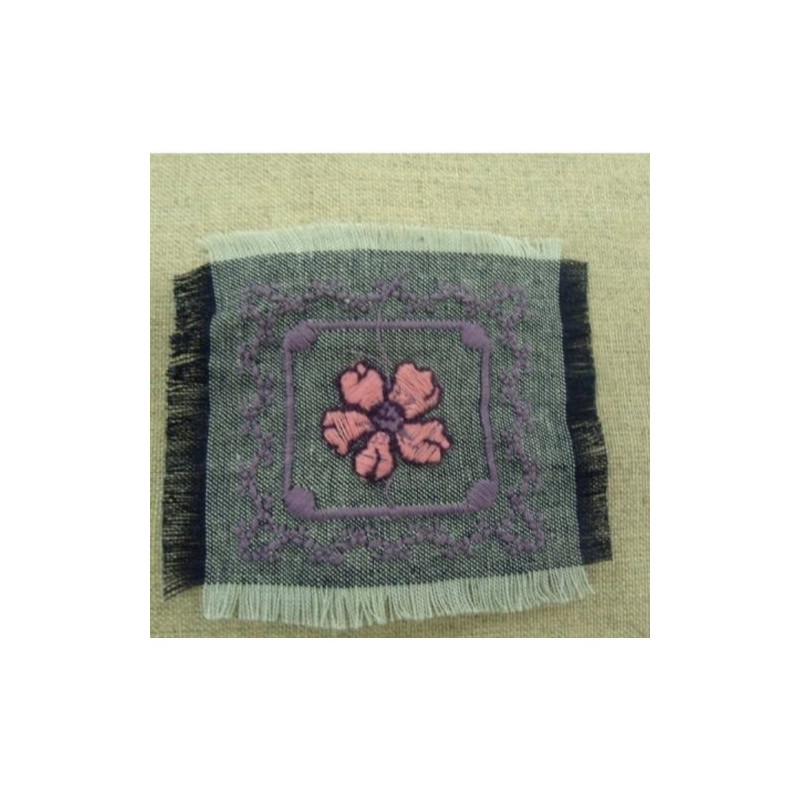 écusson  à coudre motif: jeans avec feuille rose et violet largeur 7,5cm sur hauteur 7cm