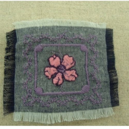 écusson à coudre motif: jeans avec feuille rose et violet largeur 7,5cm sur hauteur 7cm