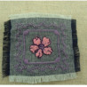 écusson  à coudre motif: jeans avec feuille rose et violet largeur 7,5cm sur hauteur 7cm