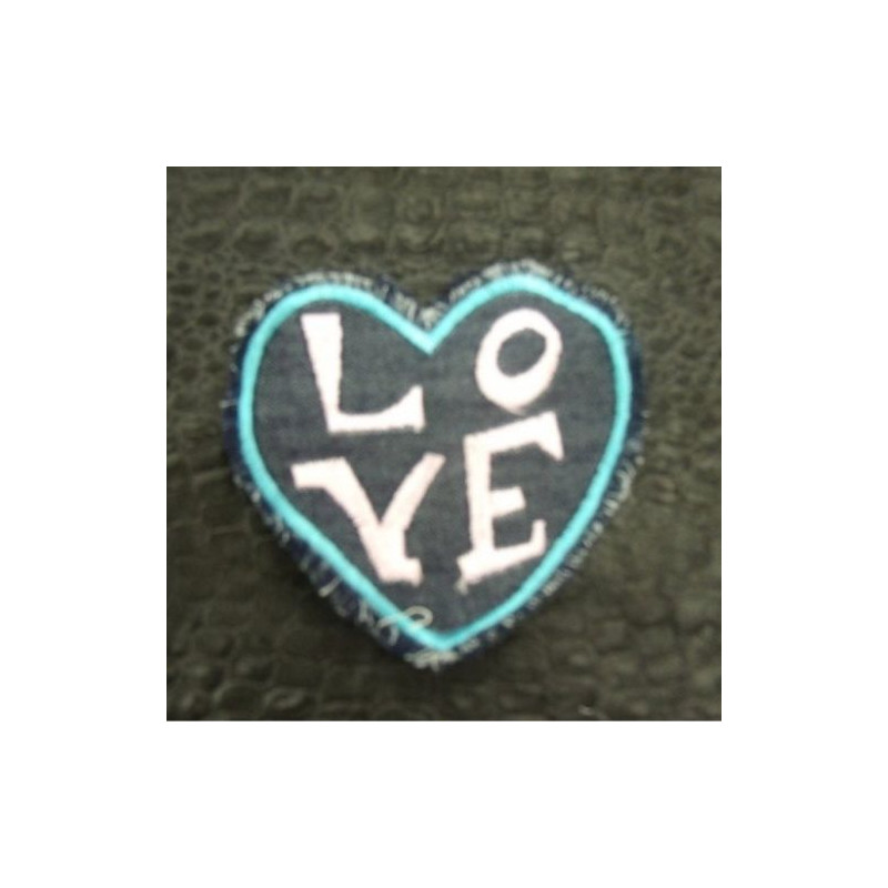 écusson à coudre motif:jean's  coeur LOVE rose pâle et bleu largeur 8,5cm sur hauteur 8cm