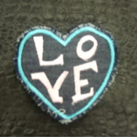 écusson à coudre motif:jean's coeur LOVE rose pâle et bleu largeur 8,5cm sur hauteur 8cm
