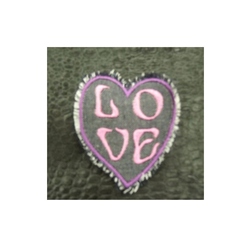 écusson à coudre motif: jean's coeur LOVE rose fushia et violet largeur 7cm sur hauteur 8cm