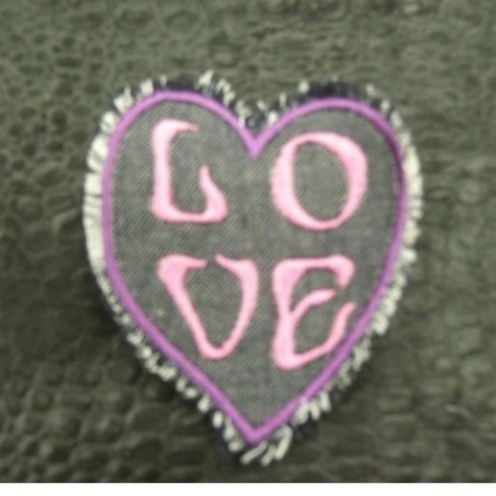 écusson à coudre motif: jean's coeur LOVE rose fushia et violet largeur 7cm sur hauteur 8cm