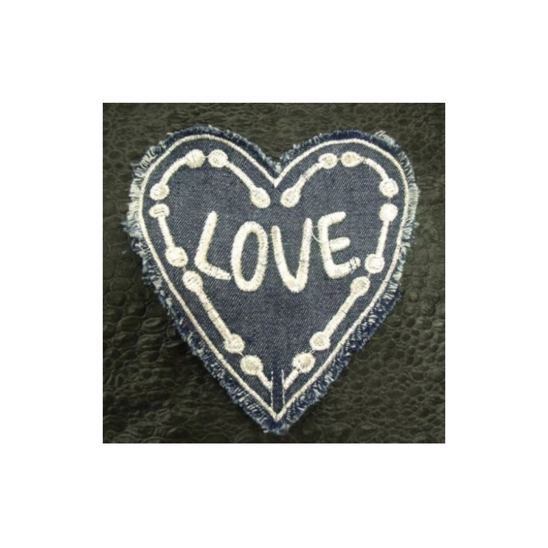 écusson à coudre motif:  jean's coeur LOVE bleu et blanc  largeur 11cm sur hauteur 11cm