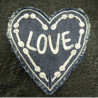 écusson à coudre motif:  jean's coeur LOVE bleu et blanc  largeur 11cm sur hauteur 11cm