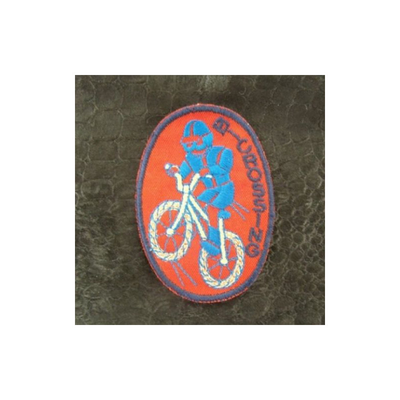 écusson thermocollant motif: VELO CROSS bleu et beige fond rouge  largeur 5cm sur hauteur 7cm