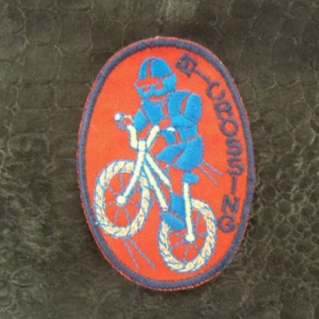 écusson thermocollant motif: VELO CROSS bleu et beige fond rouge largeur 5cm sur hauteur 7cm