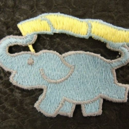 écusson thermocollant motif: ELEPHANT bleu  gris et jaune  largeur 6cm sur hauteur 5cm