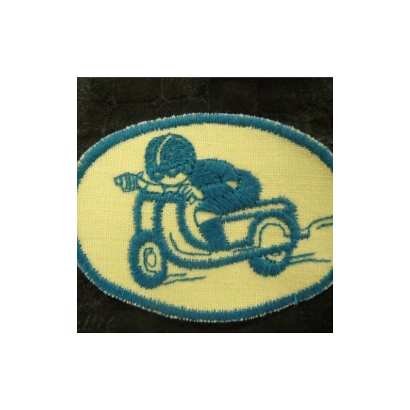 écusson thermocollant motif: VESPA bleu largeur 6cm sur hauteur 4,5cm