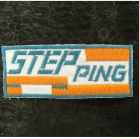 écusson thermocollant motif: STEP PING bleu orange et blanc largeur 7cm sur hauteur 3cm