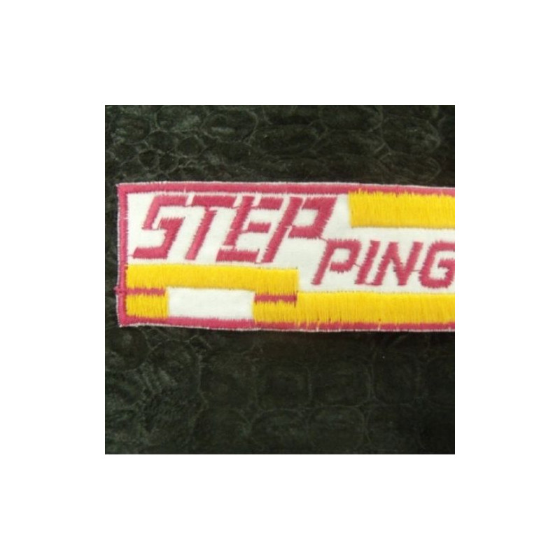 écusson thermocollant MOTIF: STEP PING rose jaune et blanc  largeur 7cm sur hauteur 3cm