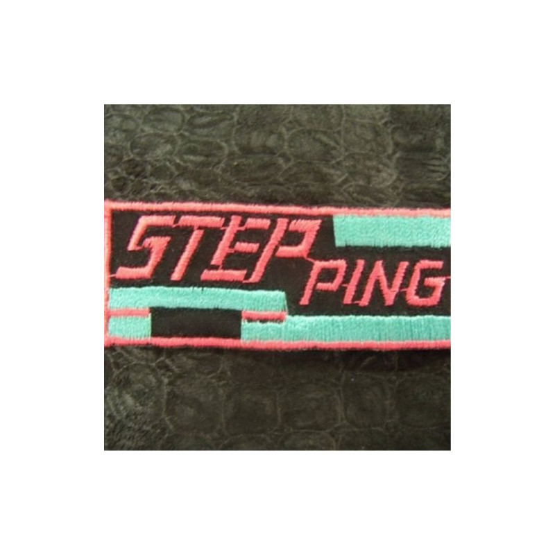 écusson thermocollant- motif: STEP PING- rose vert et noir , largeur 7cm sur hauteur 3cm