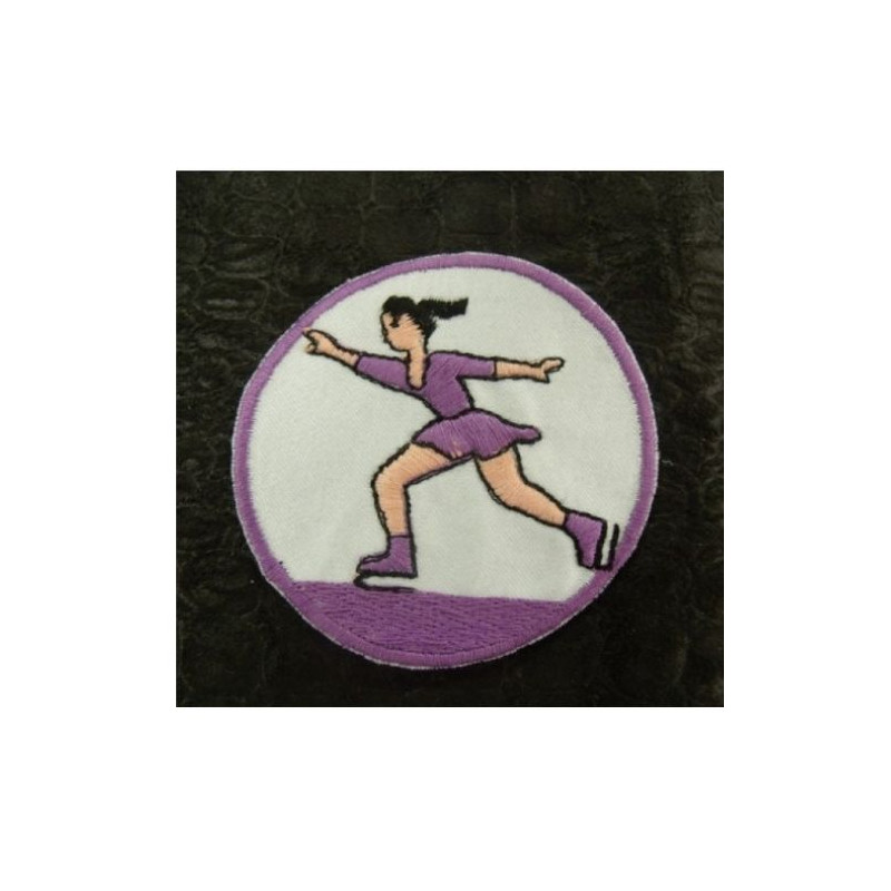 écusson thermocollant motif: PATINEUSE avec robe violet 5.5 cm