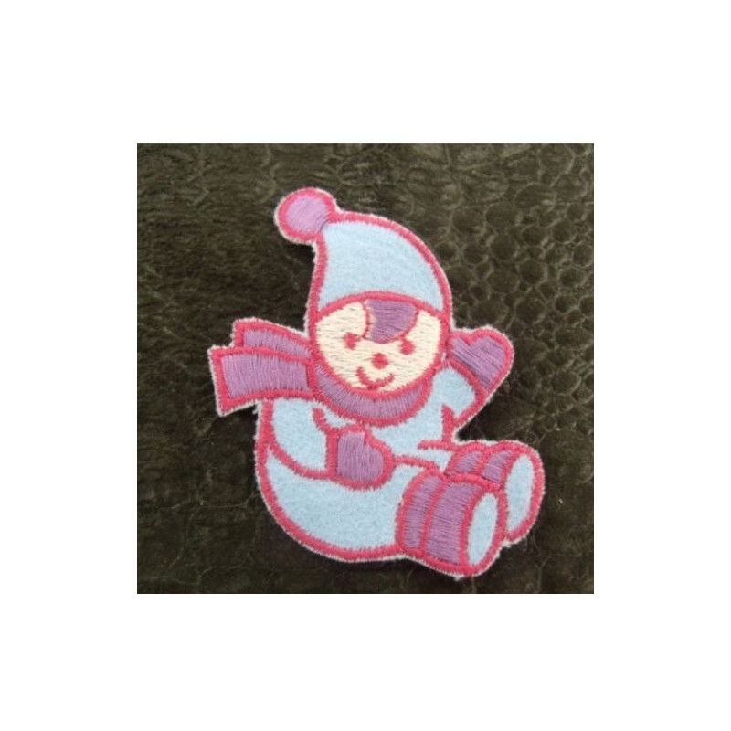 écusson thermocollant MOTIF bonhomme de neige  bleu rouge et violet , largeur 5,5cm sur hauteur 6,5cm