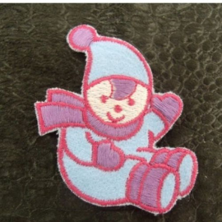 écusson thermocollant MOTIF bonhomme de neige bleu rouge et violet , largeur 5,5cm sur hauteur 6,5cm