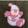 écusson thermocollant MOTIF bonhomme de neige  bleu rouge et violet , largeur 5,5cm sur hauteur 6,5cm