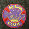 écusson thermocollant Motif: nounours  SAILING CLUB rouge violet et jaune 5,5cm