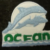 écusson thermocollant motif: DAUPHIN / OCEAN  gris & vert 4 cm