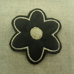 écusson thermocollant motif : rosace noir et blanc largeur 4cm sur hauteur 6cm
