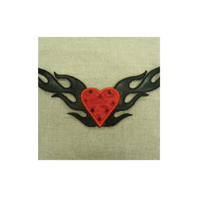 écusson thermocollant- aigle noir skai  avec cœur strass rouge , largeur 12cm sur hauteur 4,5cm