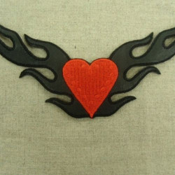 écusson thermocollant- aigle noir skaï avec coeur rouge ,largeur 12cm sur hauteur 4,5cm