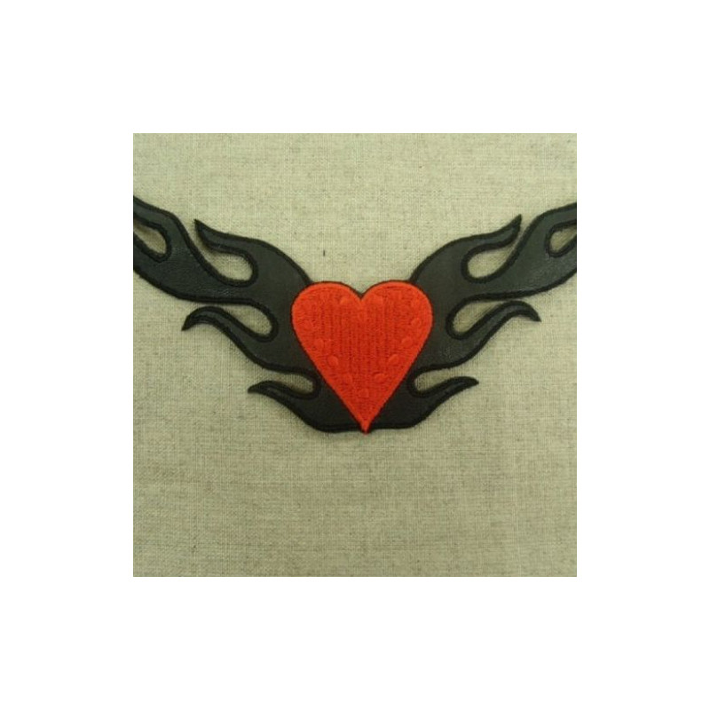 écusson thermocollant- aigle noir skaï avec coeur rouge ,largeur 12cm sur hauteur 4,5cm