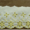 BRODERIE ANGLAISE COTON FOND BLANC jaune  7 cm / hauteur de broderie:5 cm